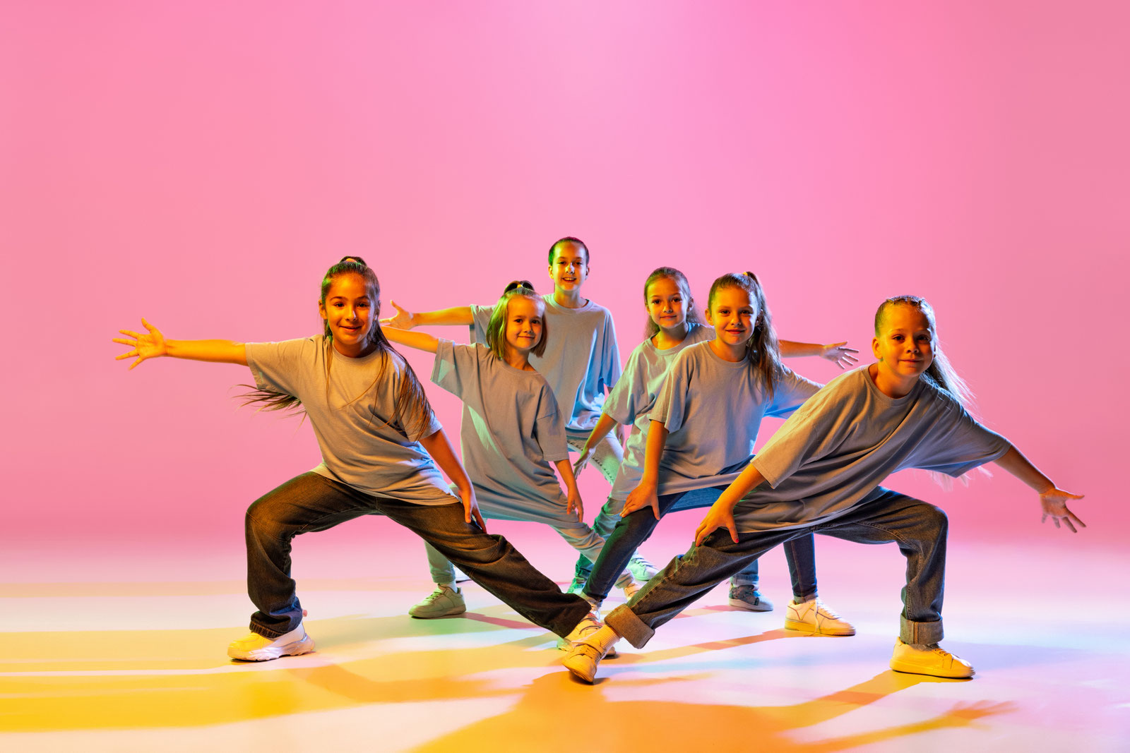 Kindergruppe in einer gemeinsamen Tanzpose