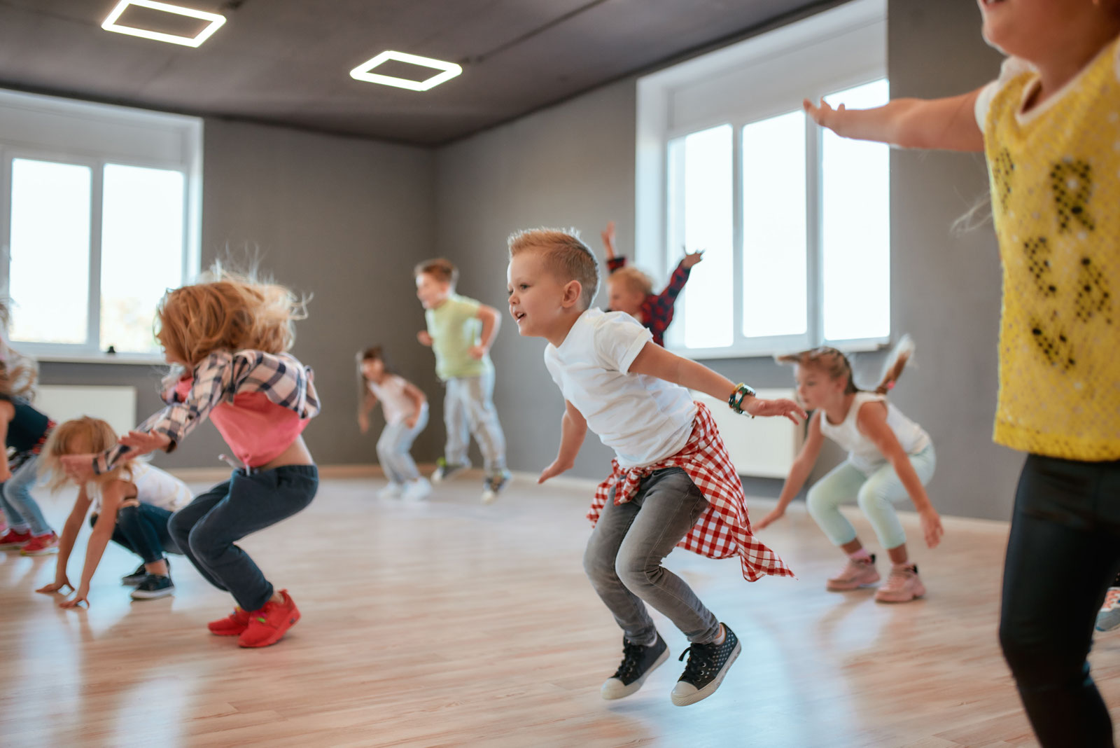 Kinder tanzen ausgelassen in einem hellen Tanzraum