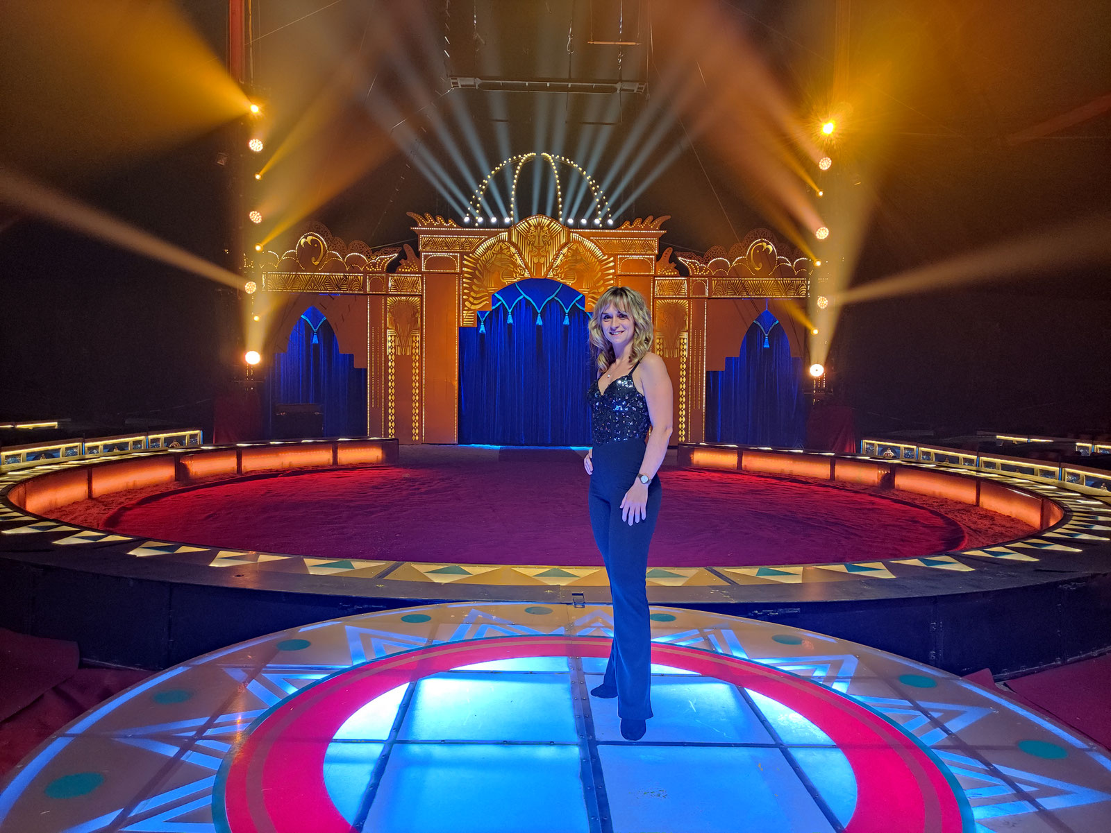 Lina Martin-Langenecker in der Manege eines Zirkuszelts