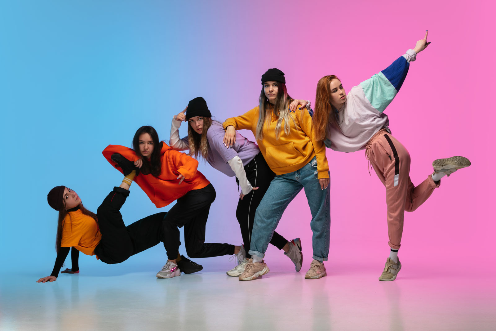 Junge Frauen tanzen gemeinsam eine Choreografie
